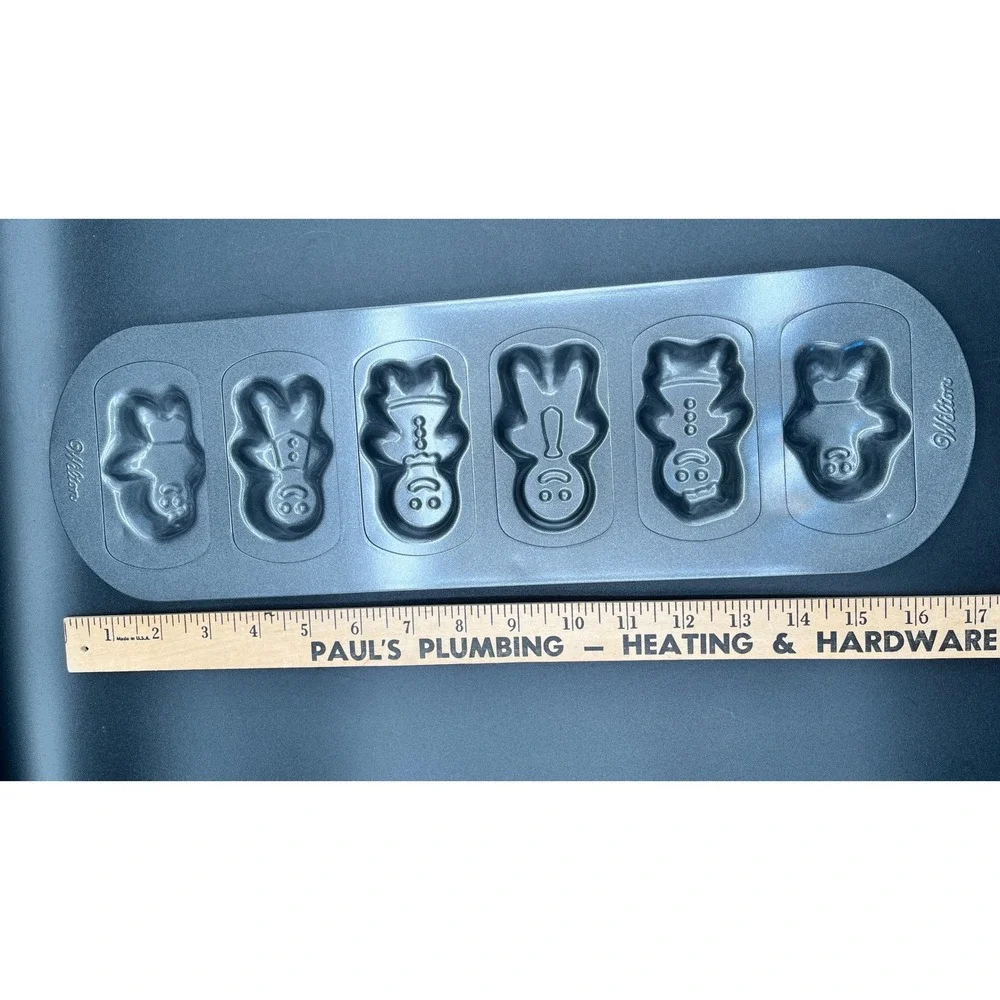 Wilton Gingerbread Family Mini Cake Pan‎ 6 Cavity Non-Stick Christmas Bakeware